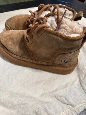 UGG Kids Chestnut Suede Lace-Up Fleece Ankle Boots